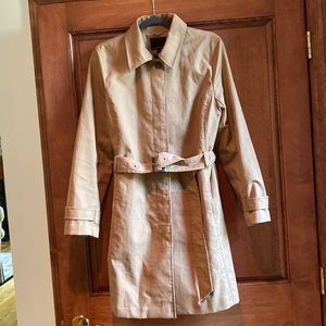 Beautiful rich toned camel trench that’s perfectly on trend. Like new.